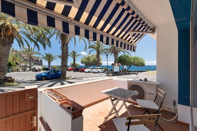 La Casita de Santiago – Coastal Charm with Terrace and Sea Views