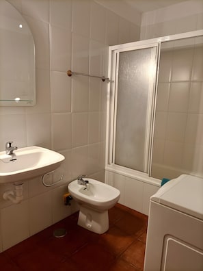 Douche, sèche-cheveux, serviettes fournies