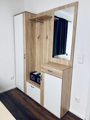 Free WiFi, bed sheets - Triple room 1 "Home" - Suhitha's Gästehaus Villingen-Schwenningen (Villingen-Schwenningen)