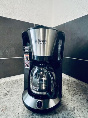 Coffee and/or coffee maker - Triple room 1 "Home" - Suhitha's Gästehaus Villingen-Schwenningen (Villingen-Schwenningen)