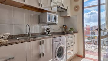 Kühlschrank, Mikrowelle, Herdplatte, Wasserkocher mit Kaffee-/Teezubehör