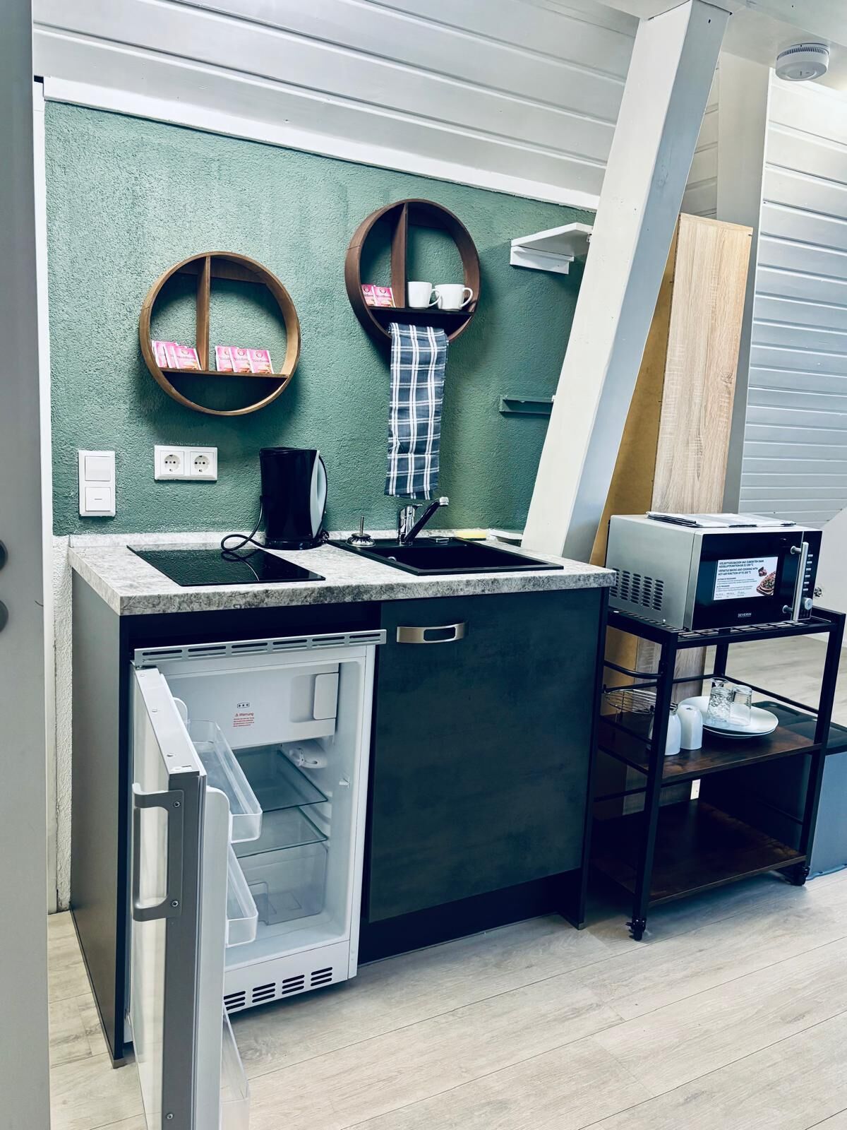 Réfrigérateur, micro-ondes, four, plaque de cuisson