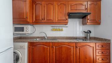 Réfrigérateur, micro-ondes, plaque de cuisson, cafetiÚre/bouilloire