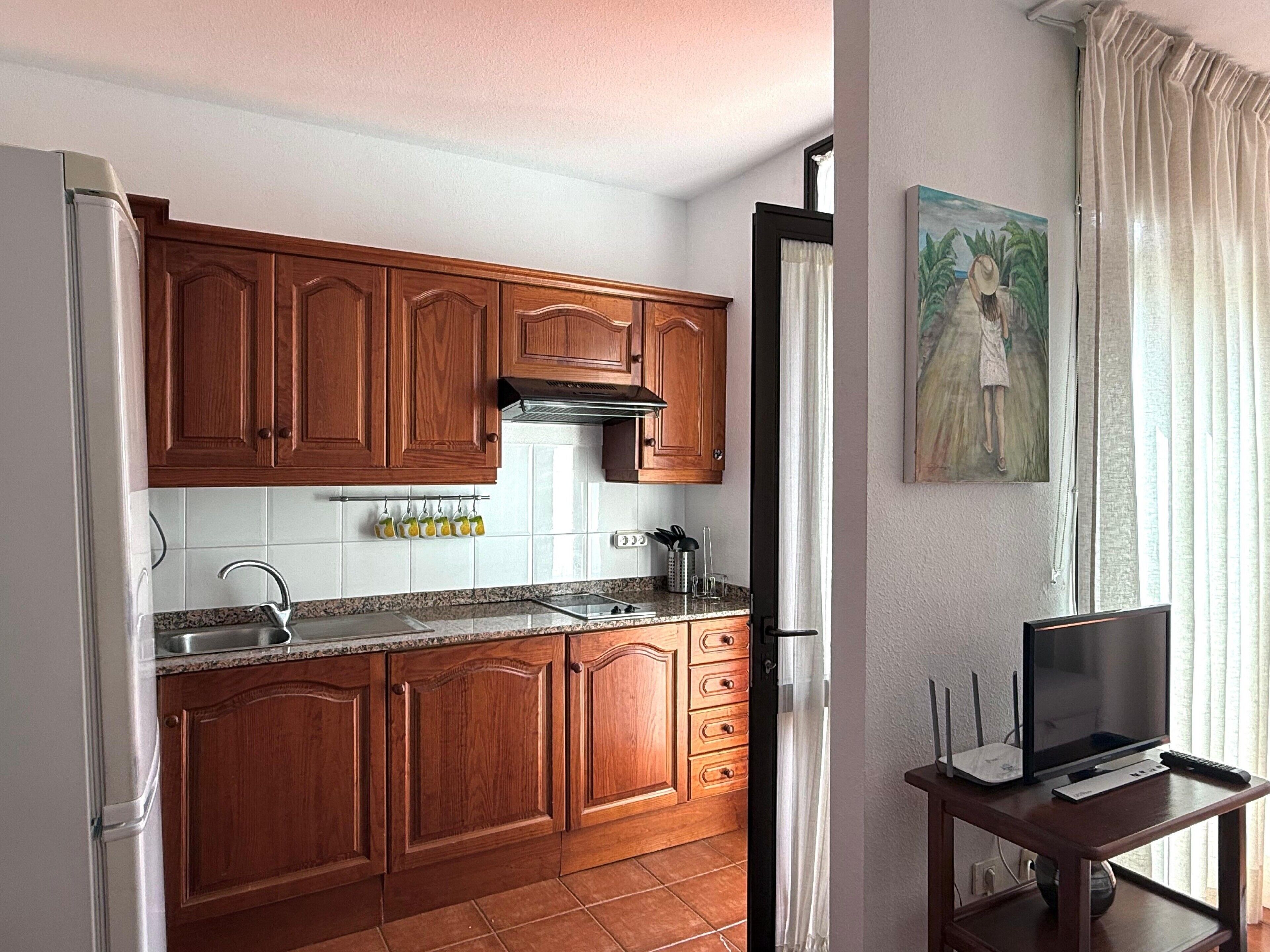 Kühlschrank, Mikrowelle, Herdplatte, Wasserkocher mit Kaffee-/Teezubehör