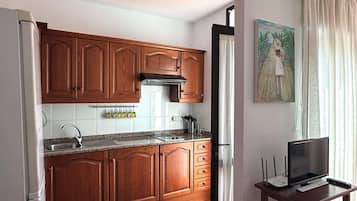 Kühlschrank, Mikrowelle, Herdplatte, Wasserkocher mit Kaffee-/Teezubehör