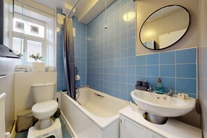 Hair dryer, towels, soap, shampoo - Bright 1Bedroom Home-Brixton Tube 12min Away (Brixton)