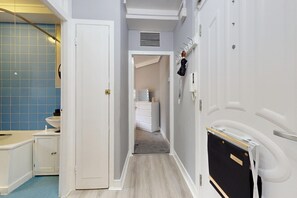 Hair dryer, towels, soap, shampoo - Bright 1Bedroom Home-Brixton Tube 12min Away (Brixton)
