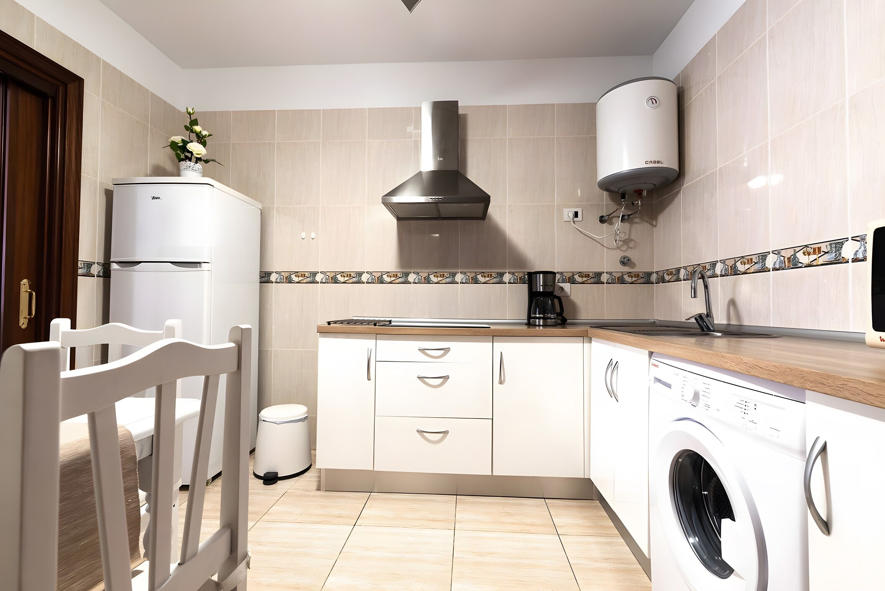 Frigorifero, microonde, forno, piano cottura