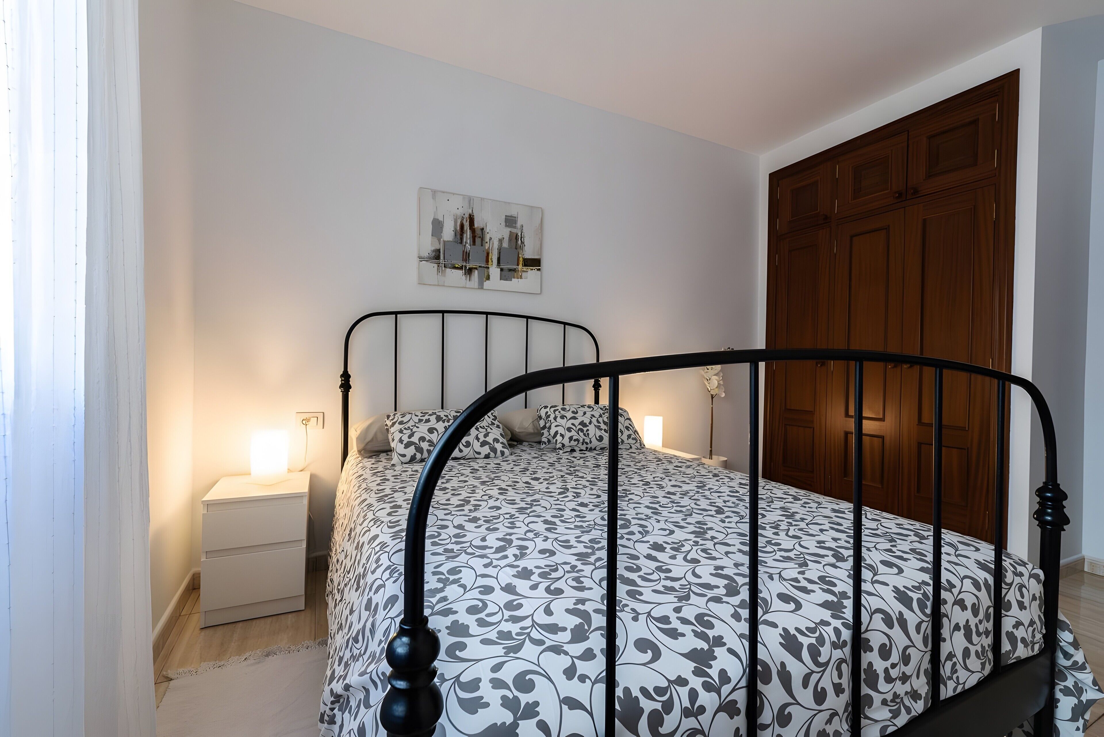 2 habitaciones, tabla de planchar con plancha, wifi y ropa de cama 