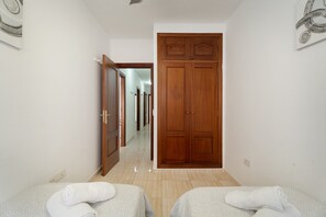 2 slaapkamers, een strijkplank/strijkijzer, wifi, beddengoed