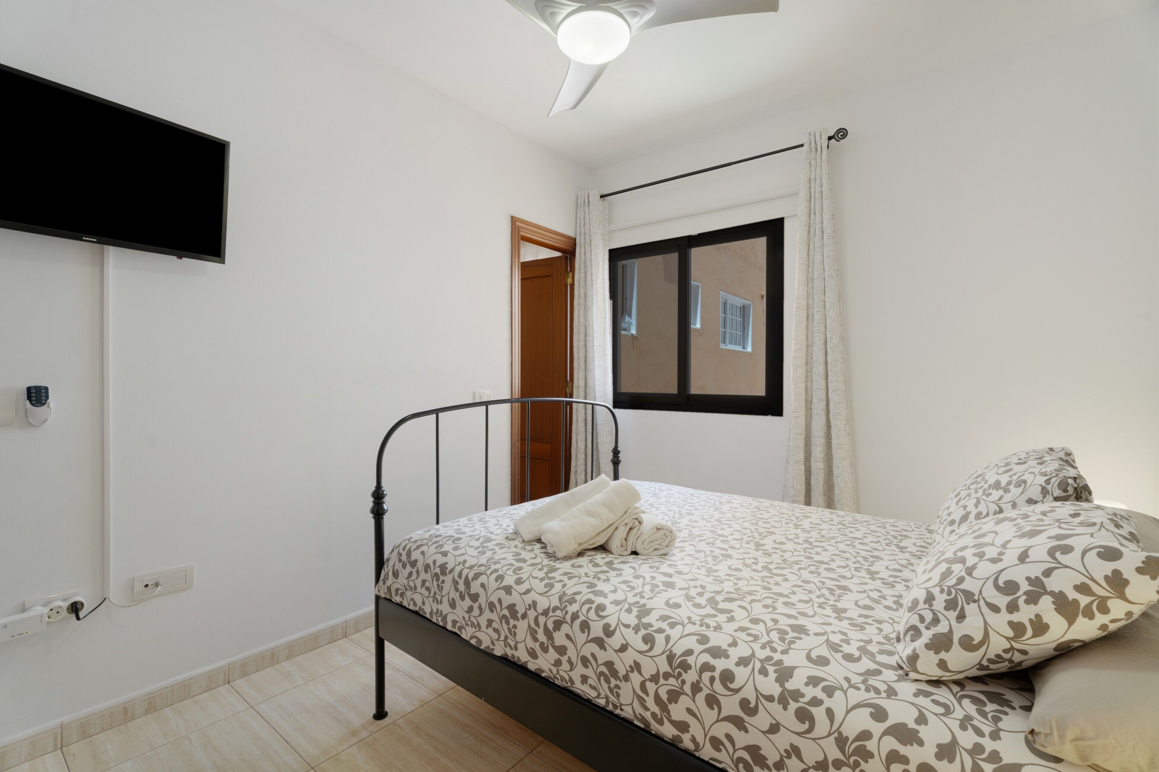 2 chambres, fer et planche à repasser, Wi-Fi, draps fournis
