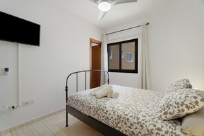 2 chambres, fer et planche à repasser, Wi-Fi, draps fournis