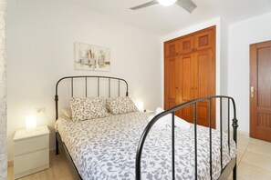 2 chambres, fer et planche à repasser, Wi-Fi, draps fournis