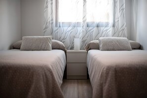 Tabla de planchar con plancha, wifi y ropa de cama 