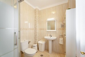 Douche, sèche-cheveux, serviettes fournies