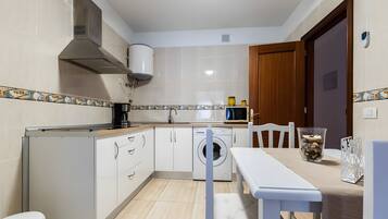 Frigorífico, microondas, horno y placa de cocina