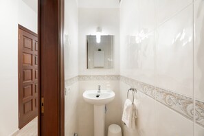 Douche, sèche-cheveux, serviettes fournies