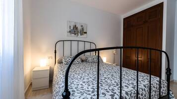 Tabla de planchar con plancha, wifi, ropa de cama