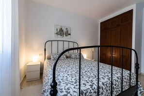 Tabla de planchar con plancha, wifi, ropa de cama