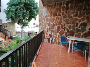 Outdoor dining - Casa Carolina 2 – Cozy Home Steps from the Sea in Playa de Santiago (Playa de Santiago)
