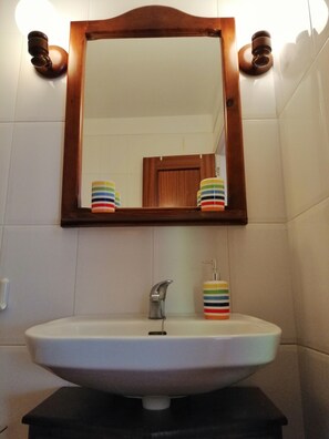 Shower, hair dryer, towels - Casa Carolina 2 – Cozy Home Steps from the Sea in Playa de Santiago (Playa de Santiago)