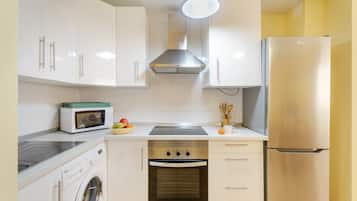 Frigorífico, microondas, horno y placa de cocina