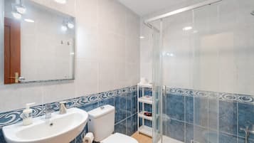 Ducha, secador de pelo y toallas