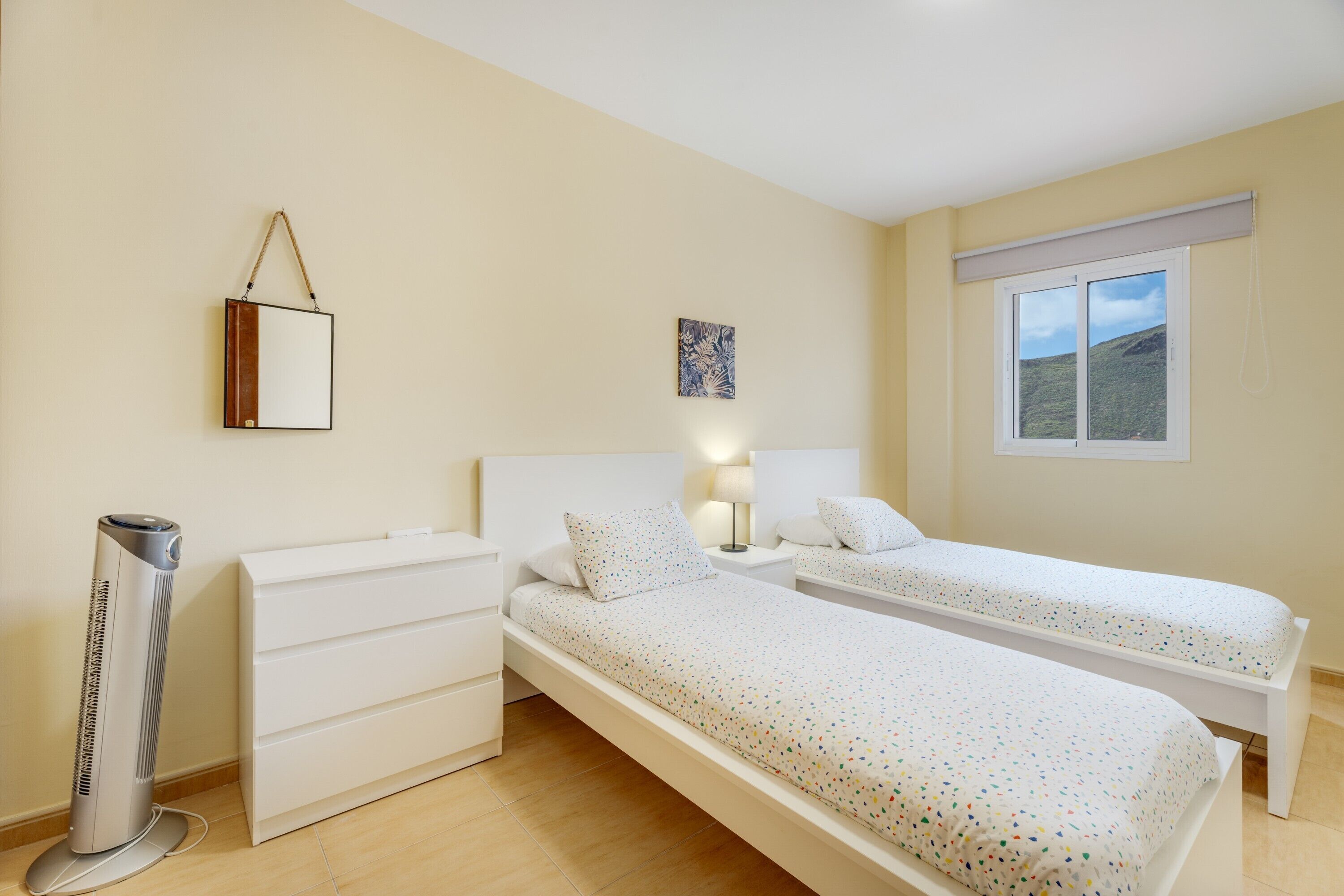 Tabla de planchar con plancha, wifi, ropa de cama