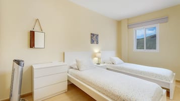 Tabla de planchar con plancha, wifi, ropa de cama