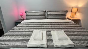 Een strijkplank/strijkijzer, internet, beddengoed