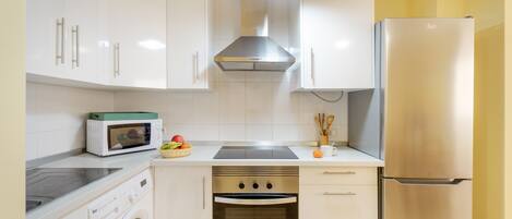 Een koelkast, een magnetron, een oven, een kookplaat