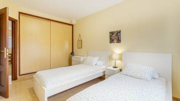 2 dormitorios, tabla de planchar con plancha, wifi y ropa de cama