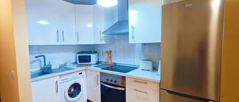 Micro-ondes, cafetiĂšre/bouilloire, grille-pain