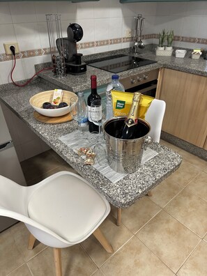 Frigorífico, microondas, horno y placa de cocina