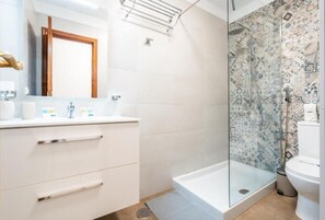 Douche, sèche-cheveux, serviettes fournies, savon
