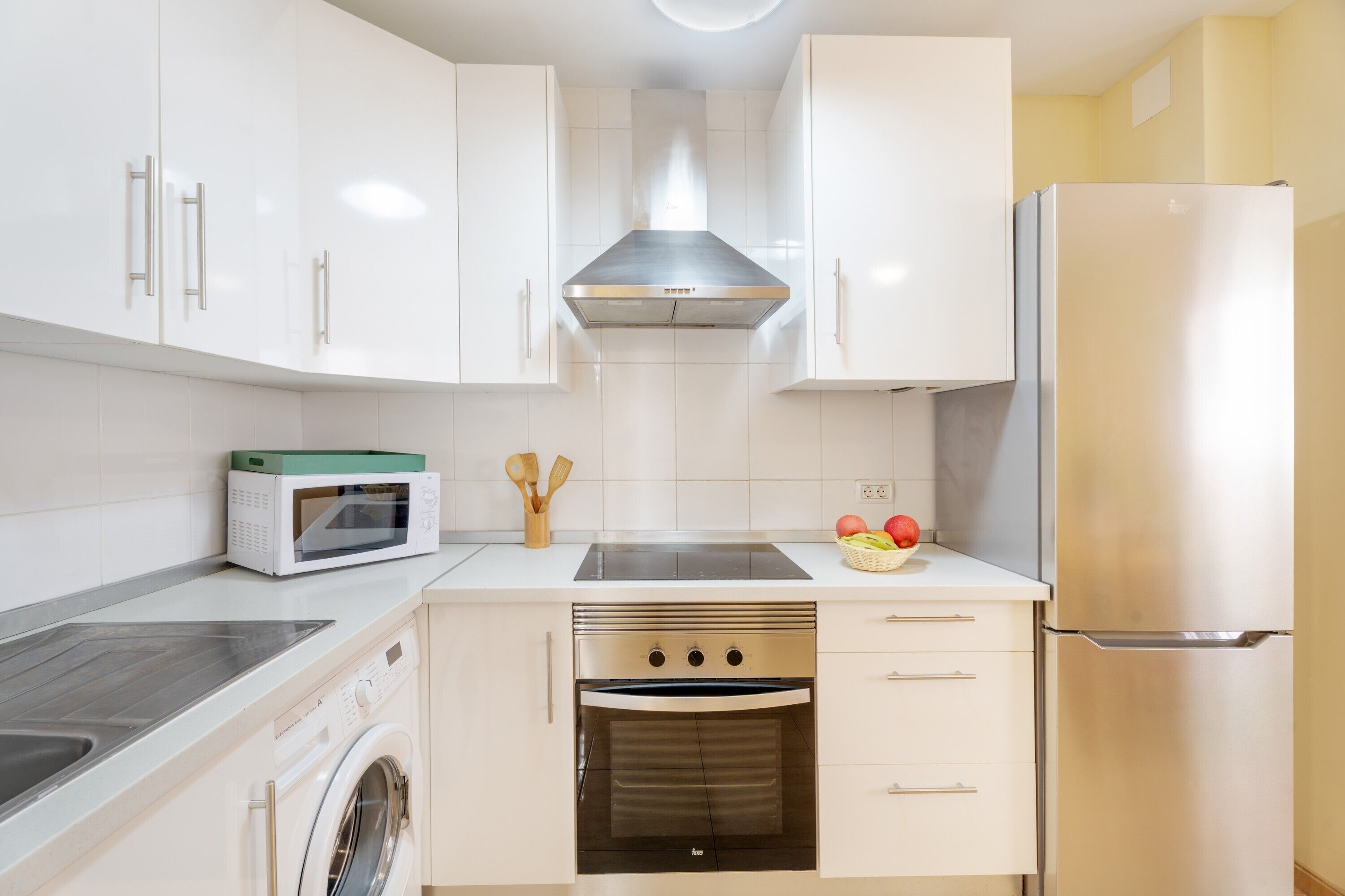 Een koelkast, een magnetron, een oven, een kookplaat