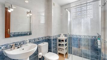 Een douche, een haardroger, handdoeken