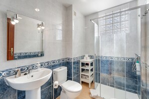 Een douche, een haardroger, handdoeken