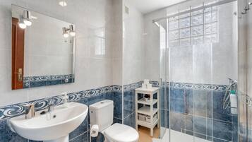 Douche, sèche-cheveux, serviettes fournies