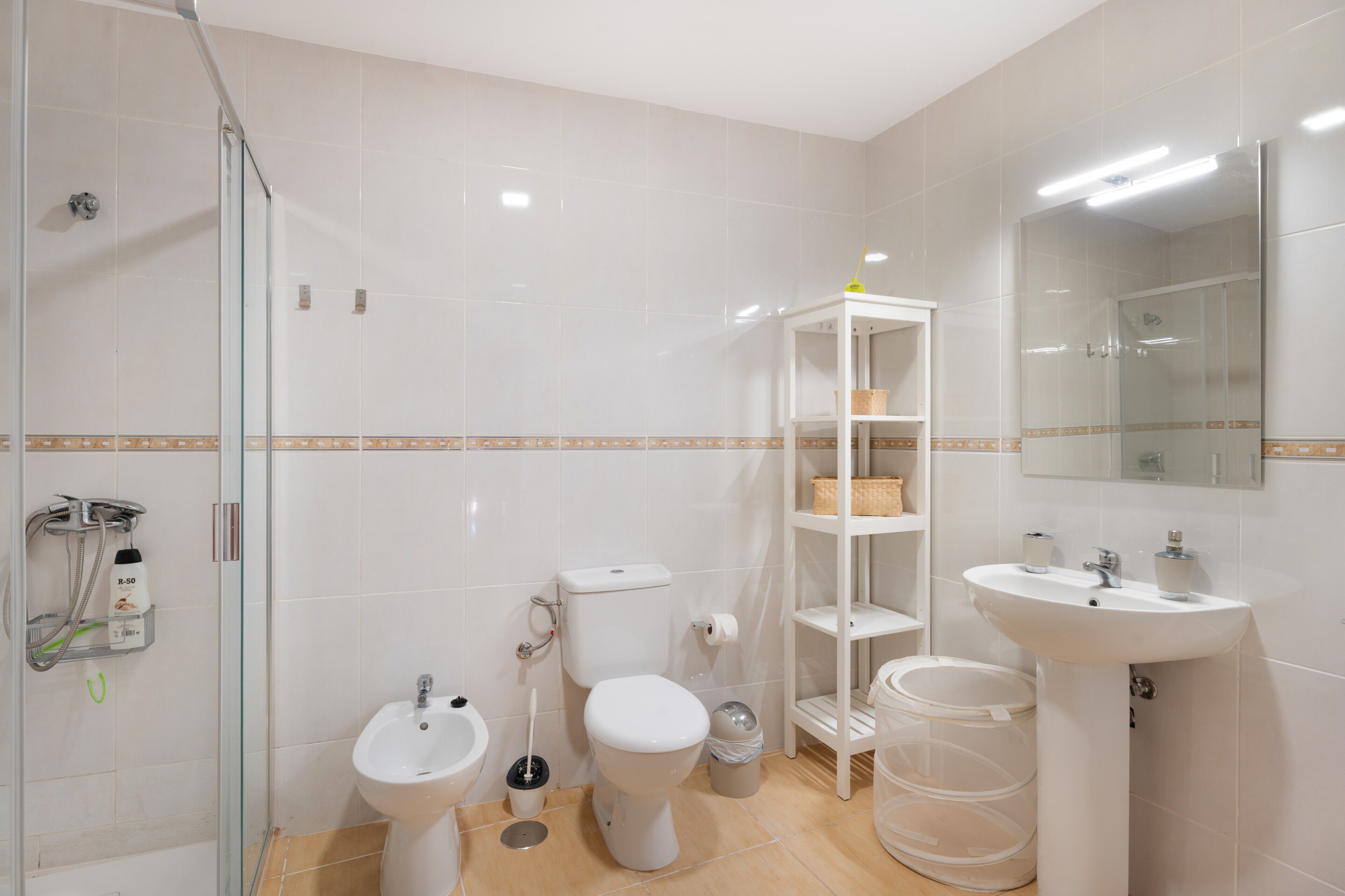 Douche, sèche-cheveux, serviettes fournies