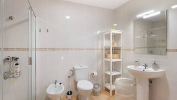 Douche, sèche-cheveux, serviettes fournies