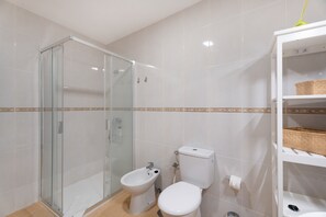 Shower, hair dryer, towels - Casa Miramar 8 – Spectacular Terrace with Sea, Town, and Mountain Views (San Sebastian de La Gomera)