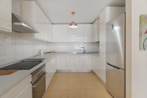 Jääkaappi, mikroaaltouuni, uuni, liesi