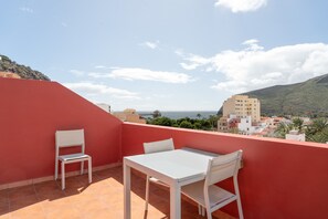 Outdoor dining - Casa Miramar 8 – Spectacular Terrace with Sea, Town, and Mountain Views (San Sebastian de La Gomera)
