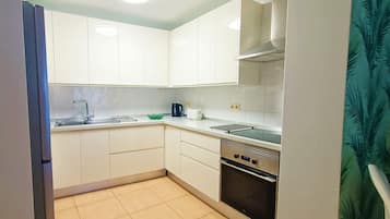 Een koelkast, een microgolfoven, een oven, een kookplaat