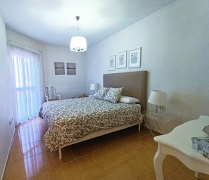 2 habitaciones, tabla de planchar con plancha, wifi y ropa de cama 