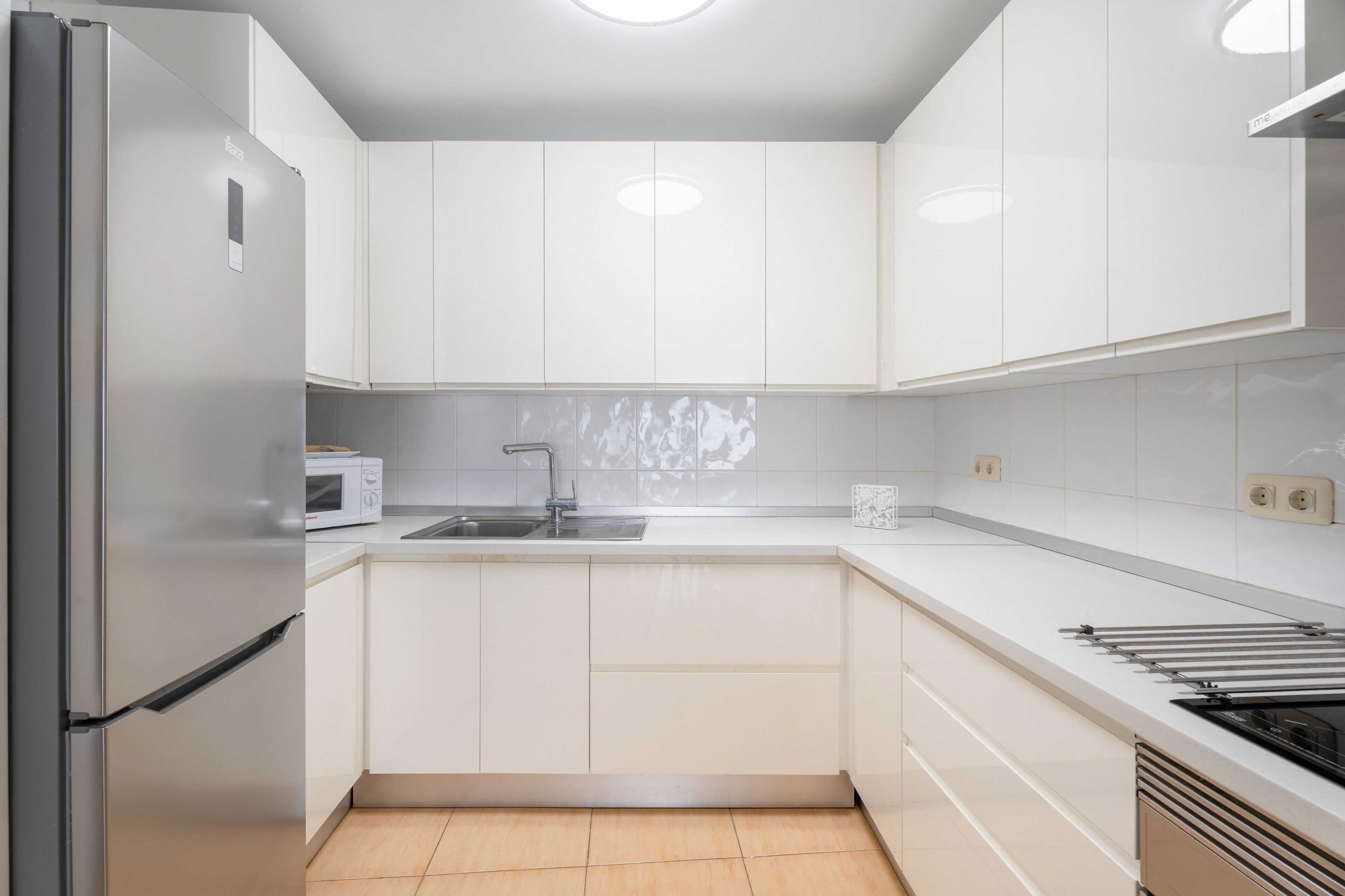 Frigorífico, microondas, horno y placa de cocina