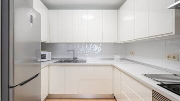 Frigorífico, microondas, horno y placa de cocina