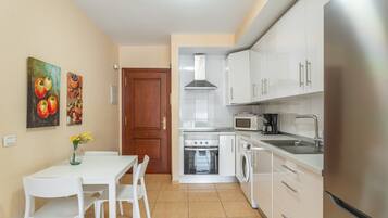 Frigorífico, microondas, horno y placa de cocina