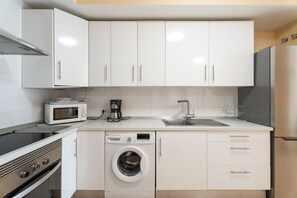 Een koelkast, een magnetron, een oven, een kookplaat